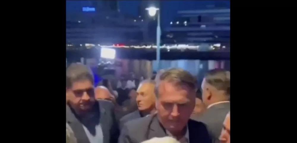 Após tentar entrar como penetra na foto oficial Bolsonaro é expulso de