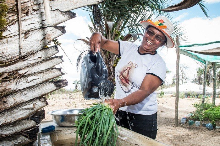 Bahia enfrenta pobreza com projetos que geram renda