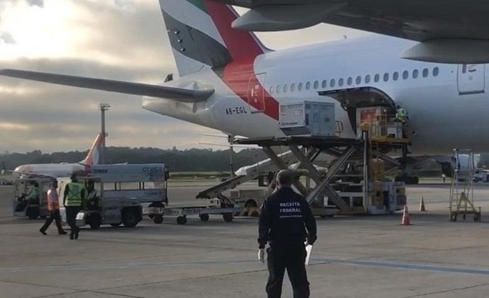Avião com 2 milhões de doses da vacina Oxford/AstraZeneca chega ao Brasil