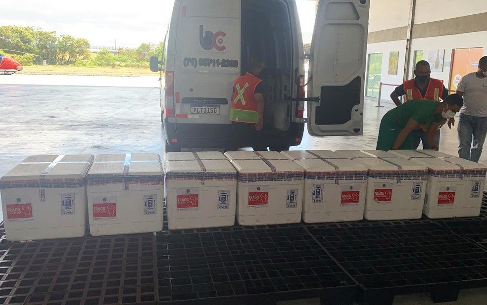 Covid-19: Avião com quase 130 mil doses da vacina de Oxford chega à Bahia