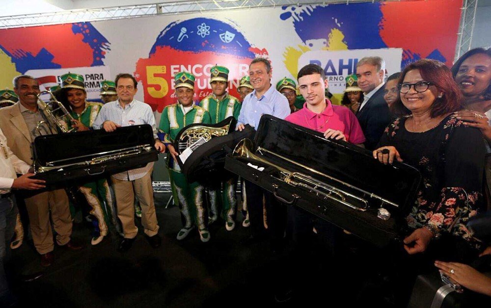 Rui participa do 5º Encontro Estudantil da Rede Estadual e faz entrega de instrumentos musicais para fanfarras