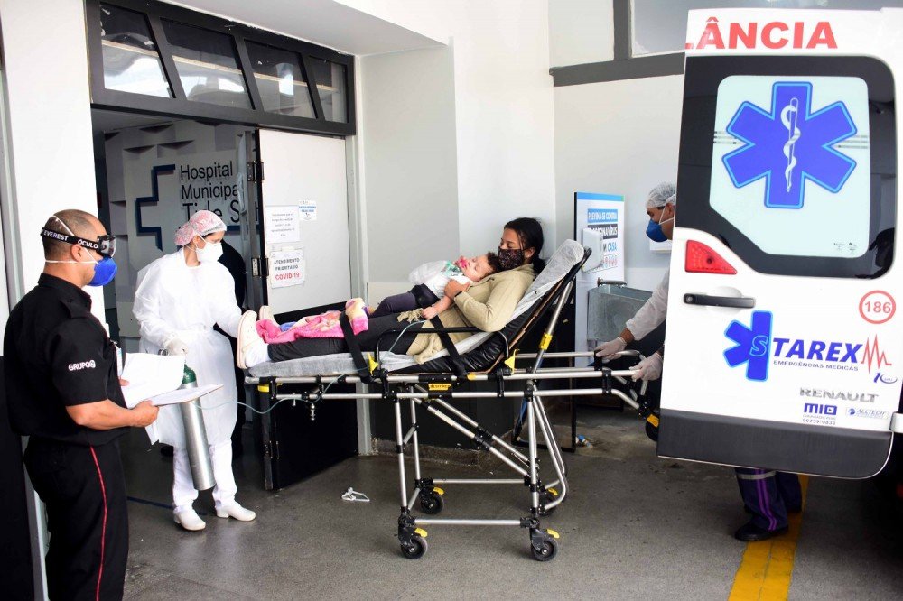 A agonia da Covid-19: Mãe e filha na mesma maca