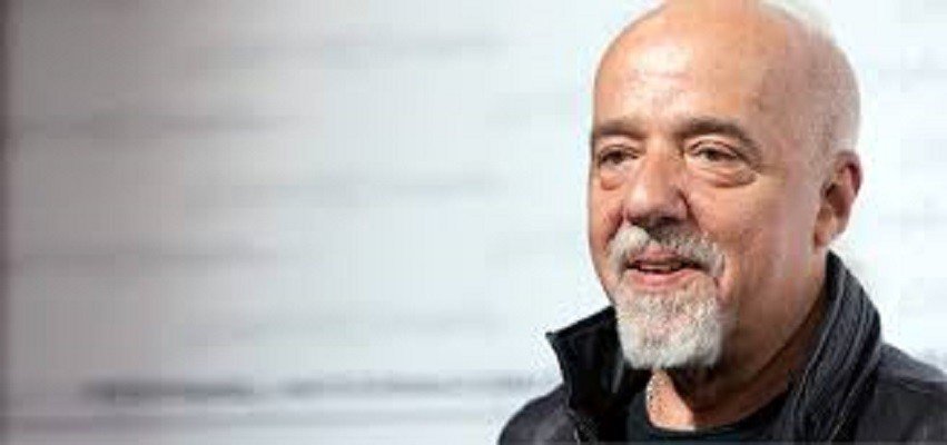 Paulo Coelho ironiza Flávio Bolsonaro e diz que ladrão 