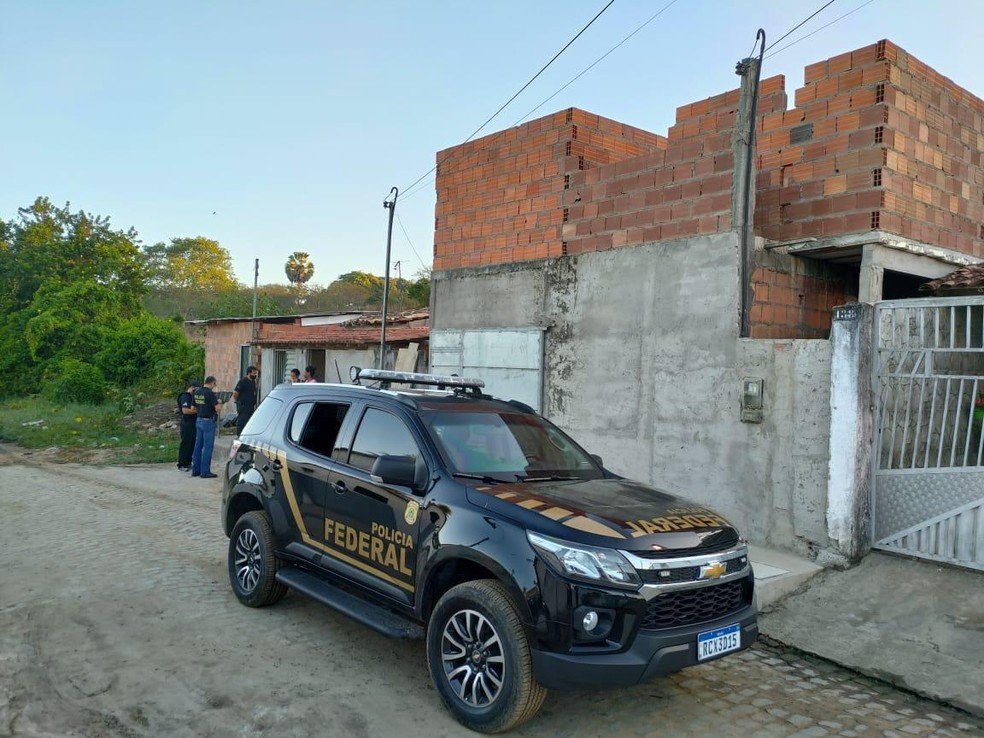 Operação da Polícia Federal contra fraudes no Auxílio Emergencial cumpre mandados em oito estados
