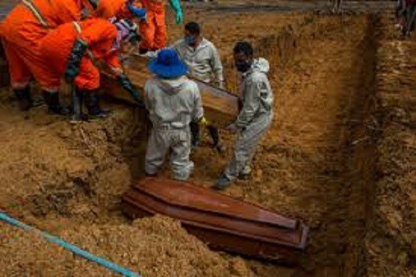 Brasil tem semana mais letal da pandemia: 10 mil mortes