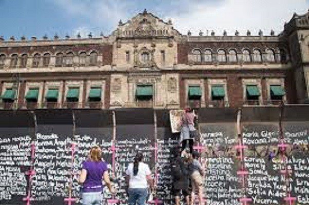 México - movimento feminista expõe nomes das vítimas de feminicídio na frente da sede do governo