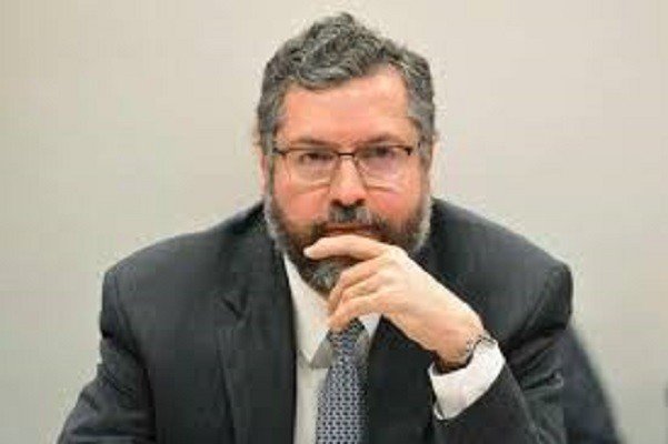 Símbolo da humilhação brasileira: Min. das Relações Exteriores é advertido sobre o uso da máscara ao chegar a Israel