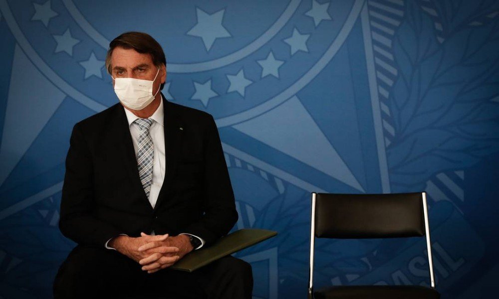 Com máscara e defesa de vacinas, Bolsonaro muda a postura sobre a Covid-19