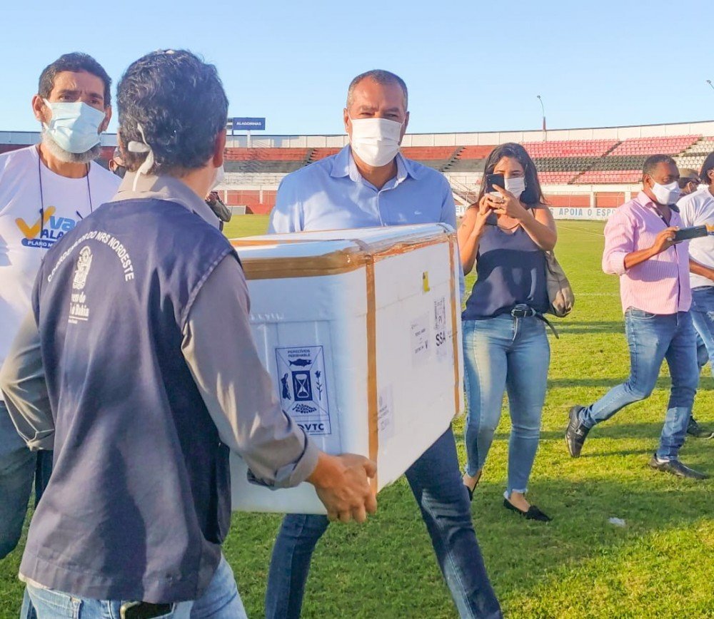Alagoinhas - O helicóptero do GAER acaba de pousar no estádio do Carneirão com mais um pequeno lote de vacinas