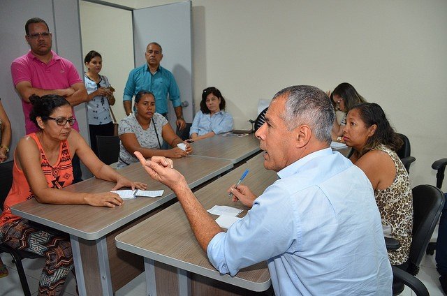 Prefeito se reúne com feirantes para discutir melhorias à Central de Abastecimento