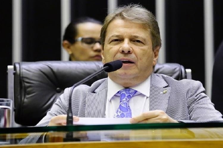 Deputado bolsonarista fecha gabinete e defende isolamento e vacinação