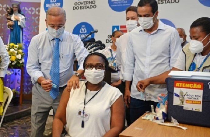 Primeira a ser vacinada na Bahia toma segunda dose