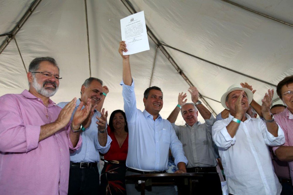 Em Itanagra, Rui autoriza recuperação da BA-504 e entrega sistema de água