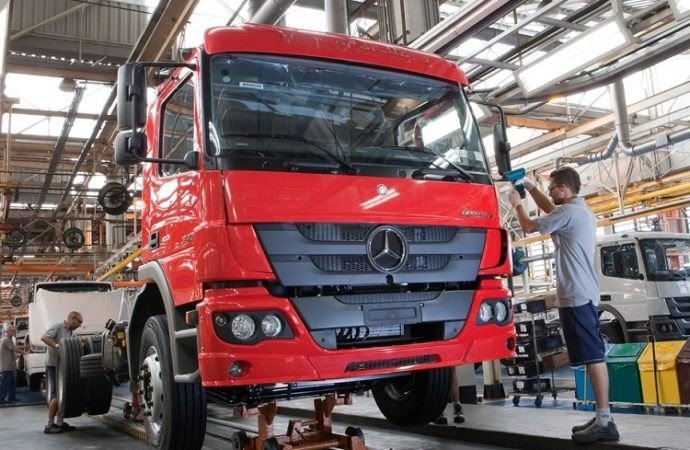 Mercedes-Benz vai paralisar produção de veículos no Brasil