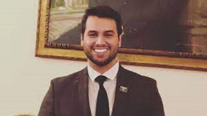 Presidente do Senado abre investigação interna após assessor de Bolsonaro fazer gesto associado a supremacistas brancos durante sessão