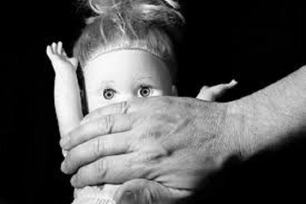 Mulher é presa suspeita de maus-tratos e estupro contra as filhas