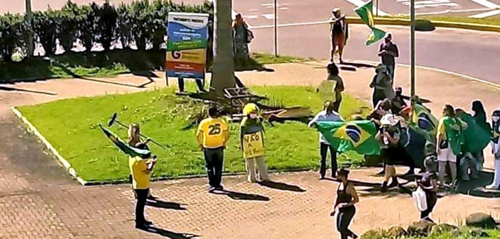 Bolsonaristas batem continência para caixa de cloroquina em protesto contra lockdown no RS