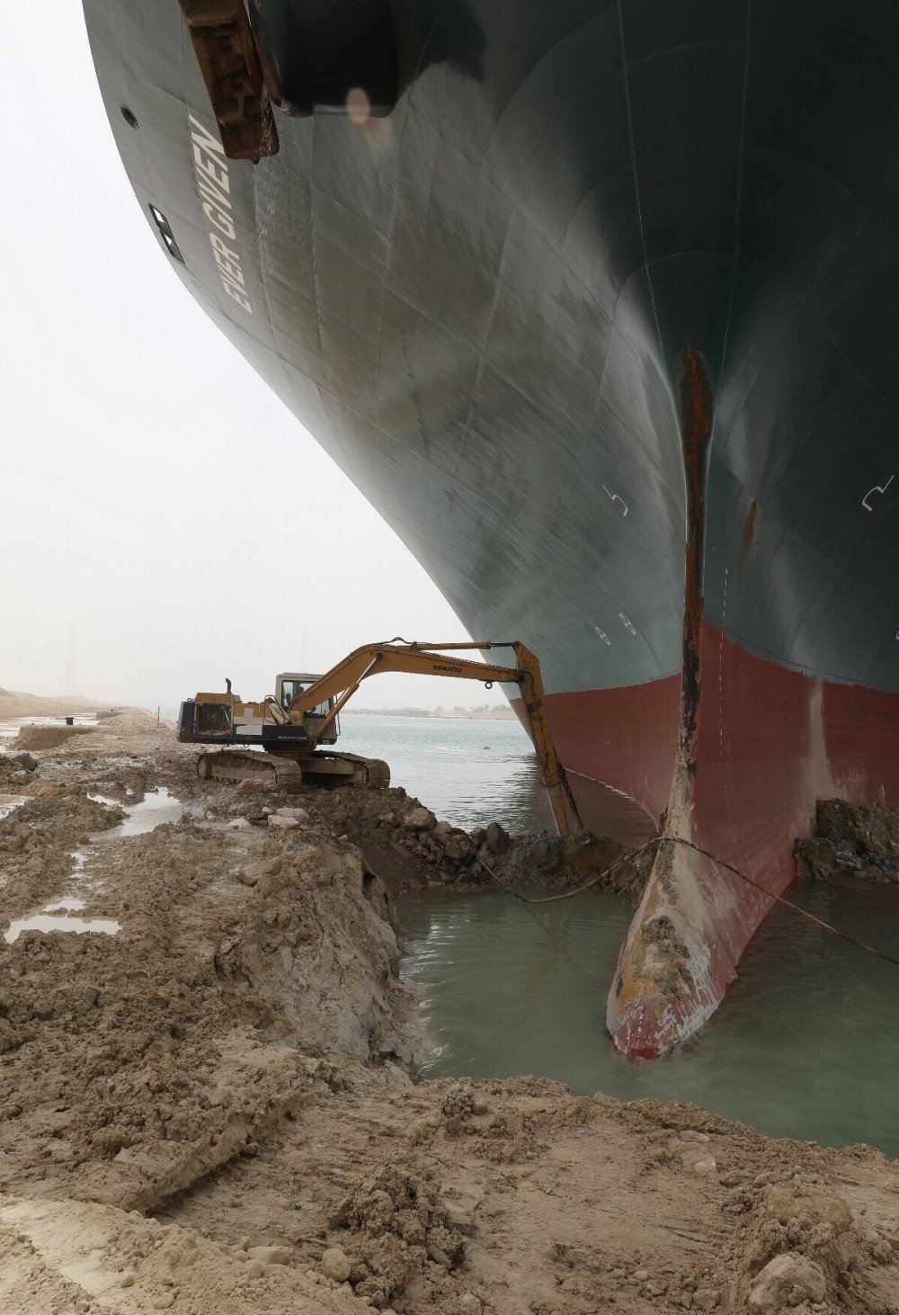 Segue encalhado o cargueiro da Evergreen, causando atraso e enormes prejuízos ao transporte marítimo