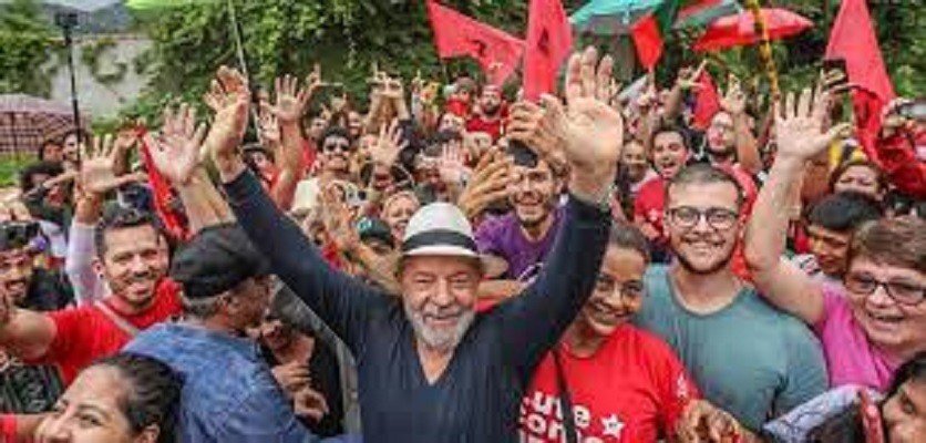 Frente ampla com esquerda e centro é defendida por Lula