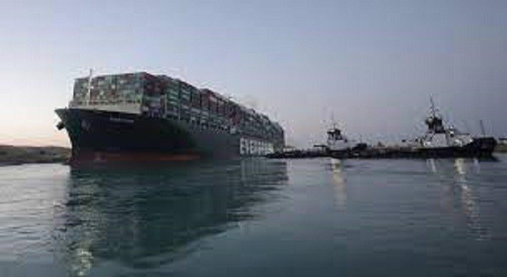 Equipes de resgate conseguem mover o Ever Given, encalhado no canal de Suez desde terça-feira (23)