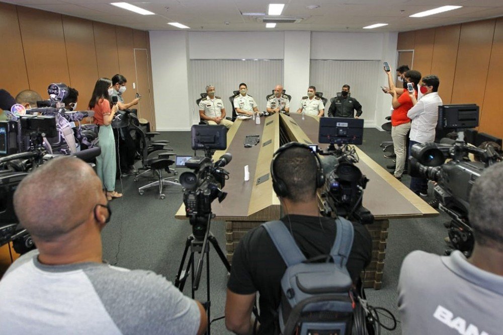 Polícia Militar da Bahia recebe a imprensa para tratar sobre a contenção do policial em Salvador