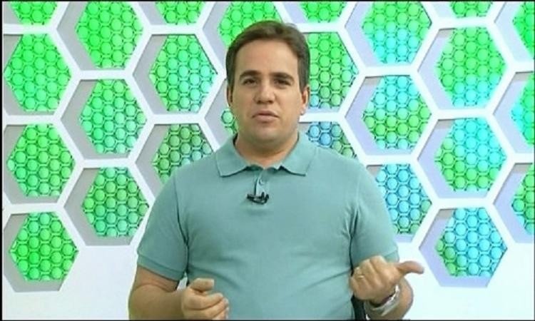 Apresentador Danilo Ribeiro é internado por complicações da Covid-19