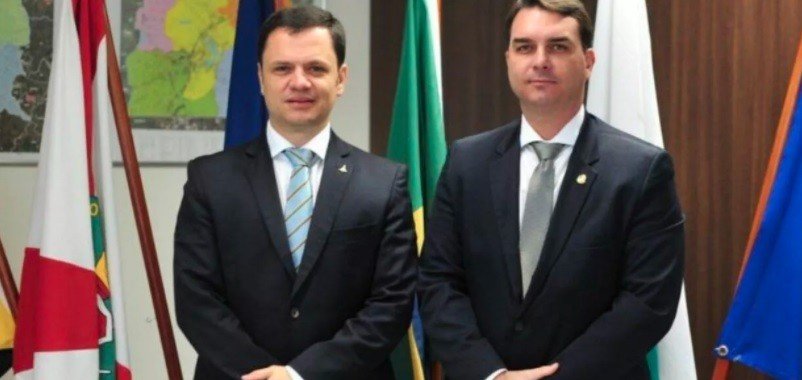 Amigo de Flávio Bolsonaro, ministro da Justiça ganha carta branca para mexer em todos os cargos da PF