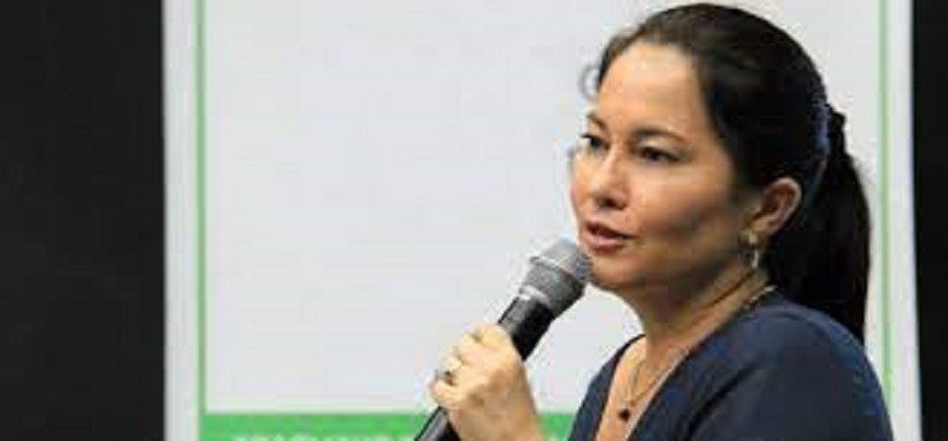 “Somos governados por um completo imbecil”, afirma Elika Takimoto