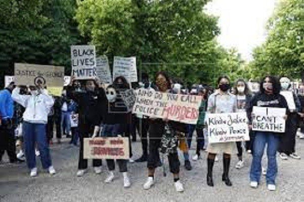 Apesar do toque de recolher, Minneapolis tem outra noite de protestos