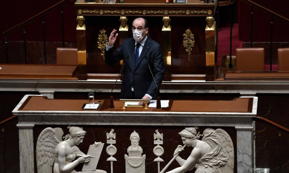 Premier francês fala do uso de hidroxicloroquina para Covid-19 no Brasil e arranca risadas de deputados