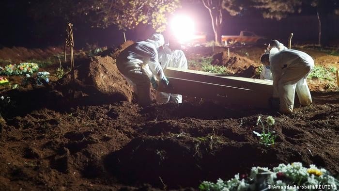 Brasil supera EUA em óbito por milhão com 3.459 mortes em 24 horas