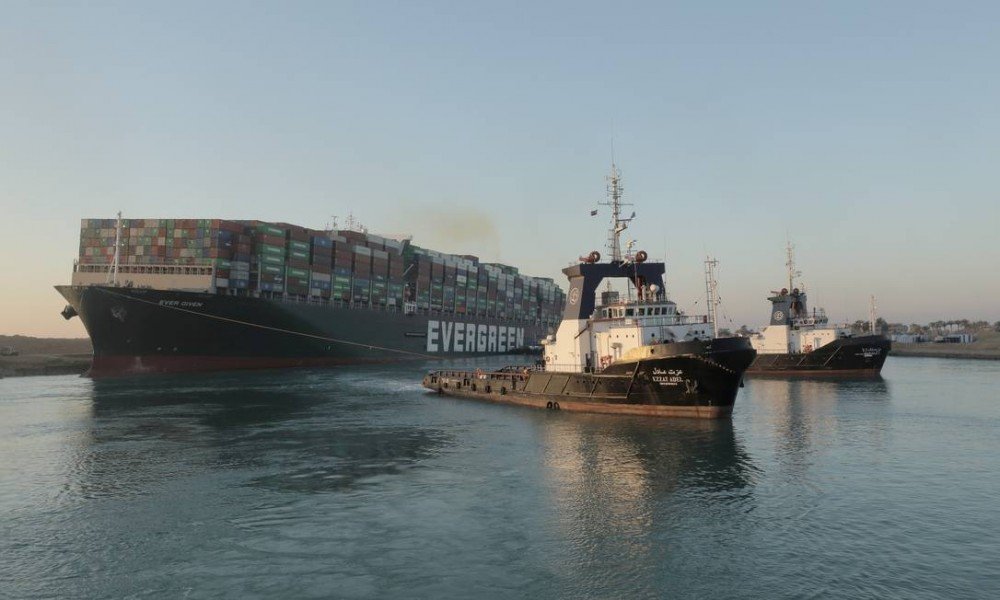 Navio que encalhou no Canal de Suez está parado novamente