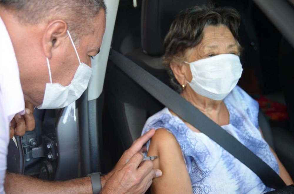 Prefeitura inicia vacinação de pessoas com 61 anos ou mais neste sábado (17)