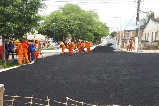 Praça Frei Leão recebe camada de asfalto nesta quarta-feira (20)