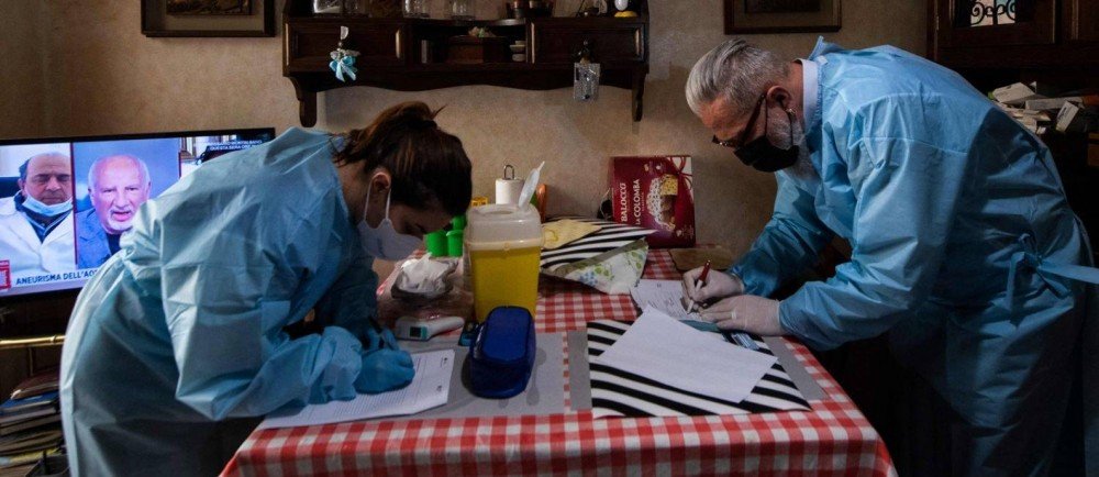 Recusar vacina na Itália é caso de demissão se for da área da saúde