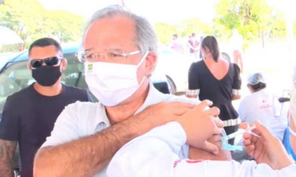 Guedes admite 'imagem infeliz' e diz ser grato: 'Tomei Coronavac'