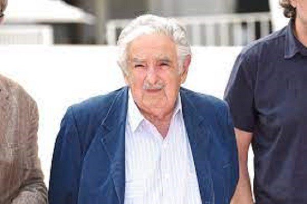 Mujica passa por cirurgia de urgência