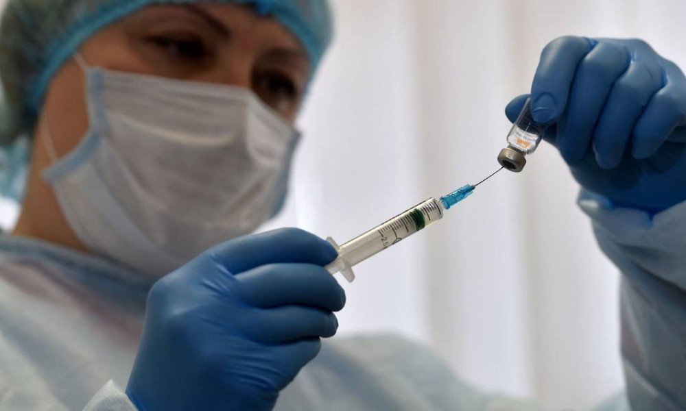 Atraso na segunda dose da CoronaVac pode comprometer esquema vacinal e causar mutações