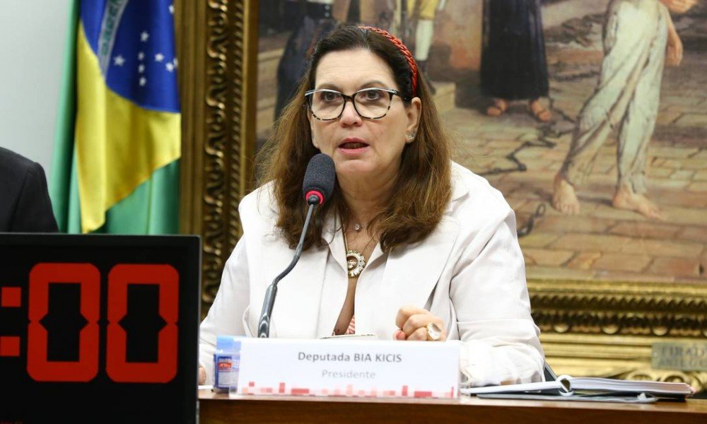 Lira, insatisfeito com Bia Kicis na CCJ, articula para agilizar votações
