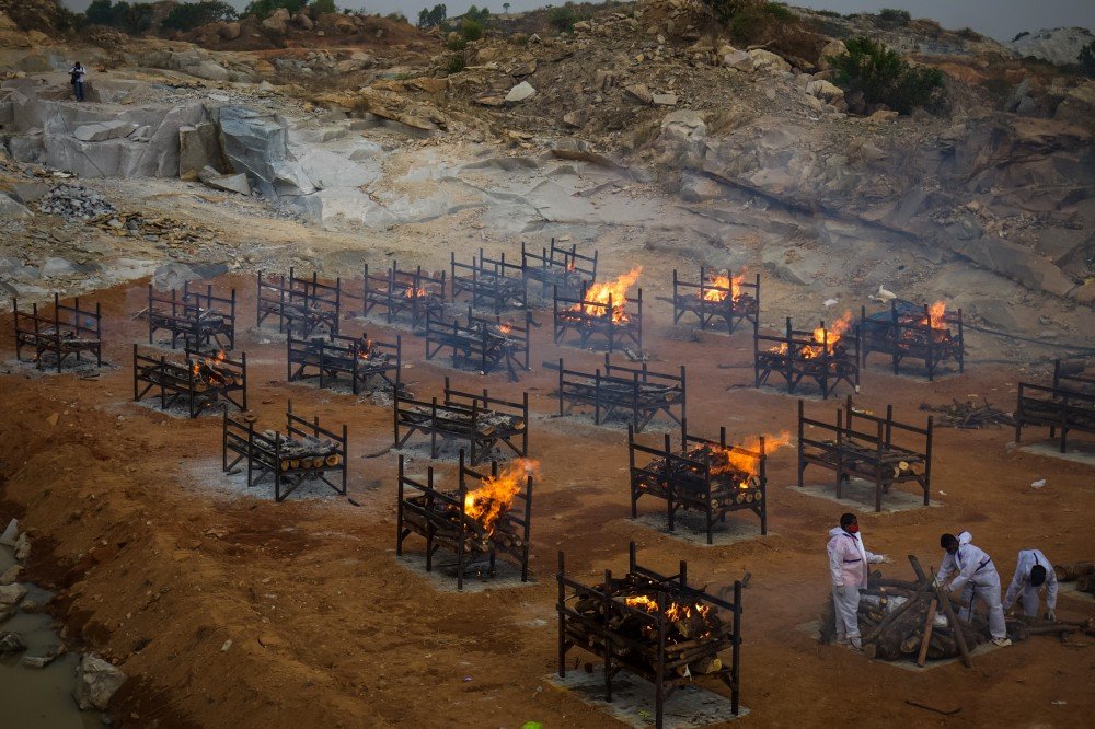 Cientistas foram ignorados pelo governo de extrema-direita na Índia. Resultado: a pandemia explodiu