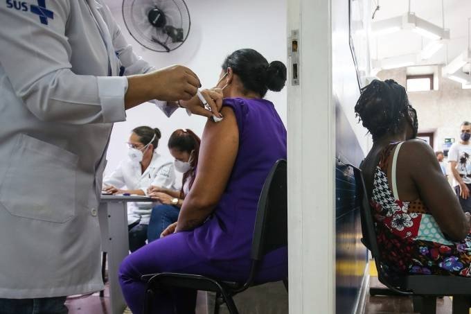 Estudo defende a vacinação dos pobres em primeiro lugar