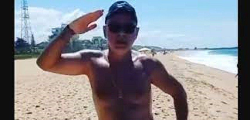 Queiroz, de sunga na praia, tira onda