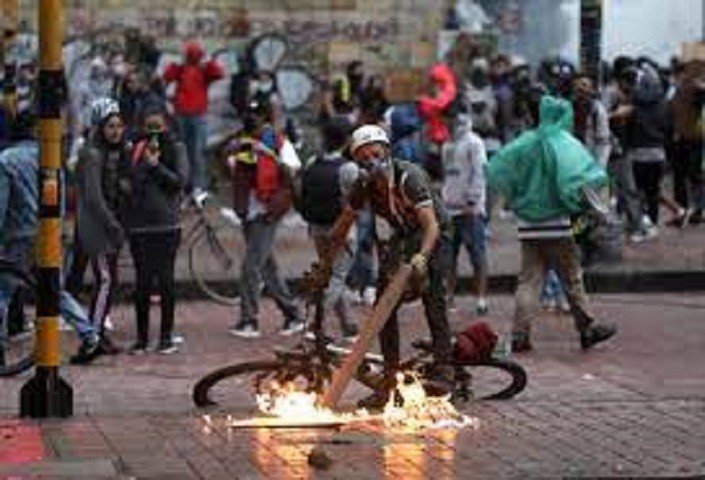 Colômbia - Multidão faz velório nas ruas em protesto por repressão policial