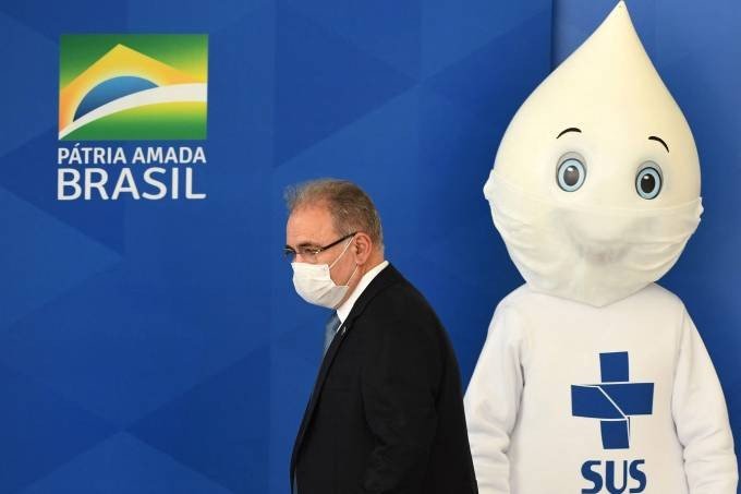 Só metade dos 560 milhões de doses anunciadas tem compra confirmada pelo governo