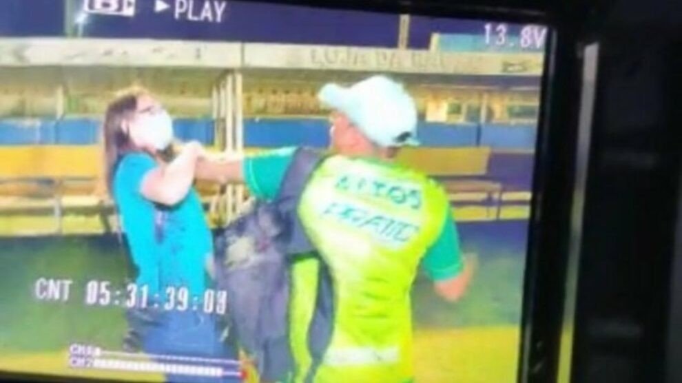 Jornalista é agredida em jogo de futebol ao filmar discussão entre técnico e o presidente dos times