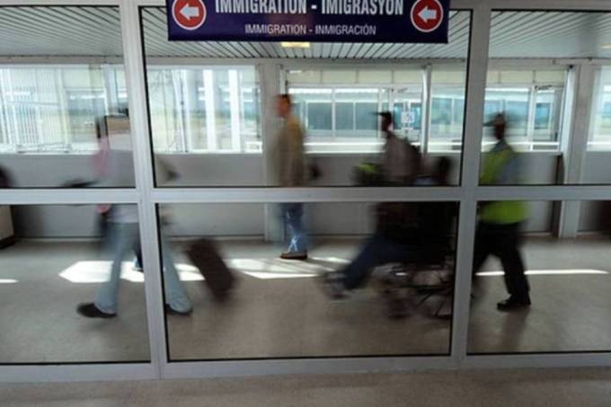 Covid-19: EUA vacinam pessoas em trânsito em aeroporto internacional