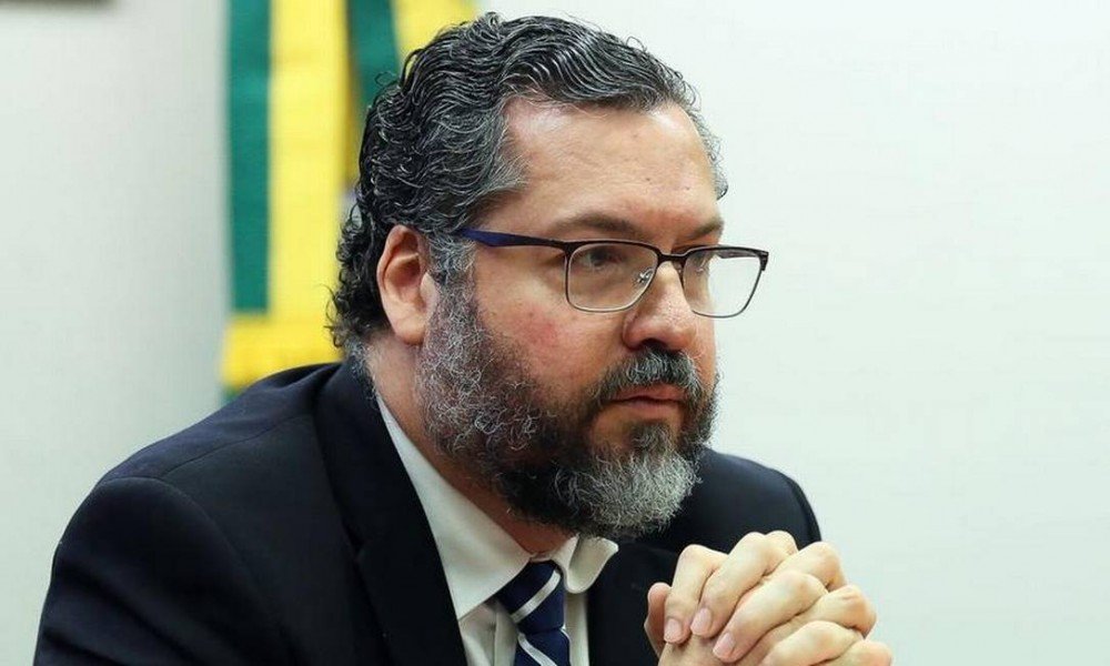 Ernesto Araújo trabalhou para garantir cloroquina, medicamento ineficaz para a covid e prejudicial à saúde