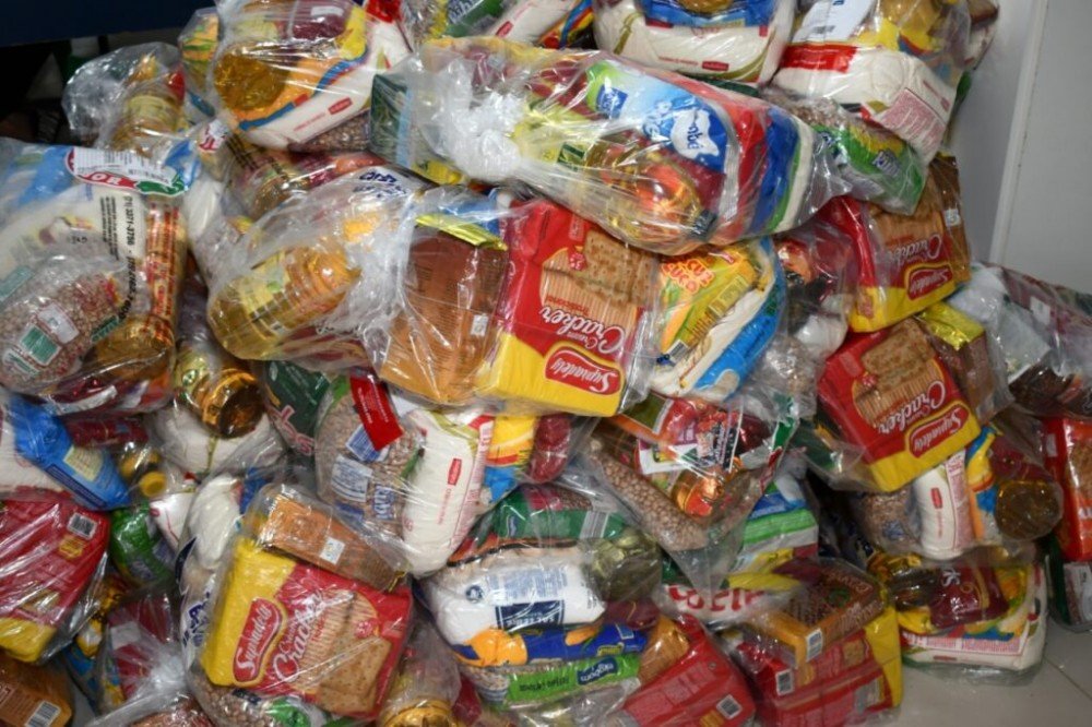 Alimentos arrecadados no Drive Thru começam a ser distribuídos