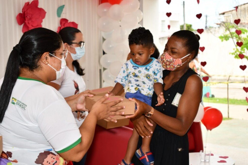 CRAM de Alagoinhas realiza entrega de kits especiais para as mães