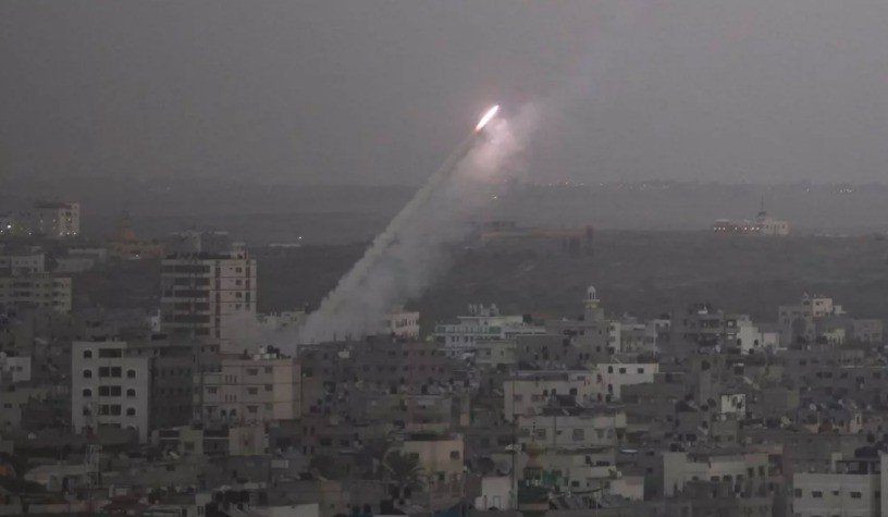 Após ataque israelense contra prédio residencial, Hamas dispara 130 foguetes contra Tel Aviv